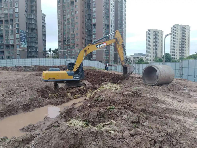 挖土機正在進行土方開挖工作